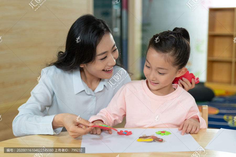 年轻女老师和学生在一起