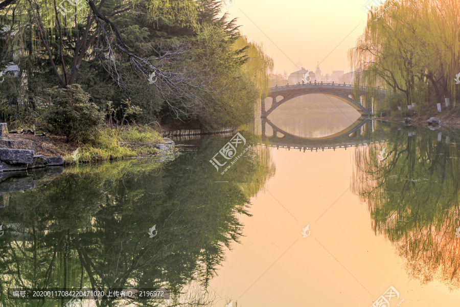 大明湖鹊华桥之晨