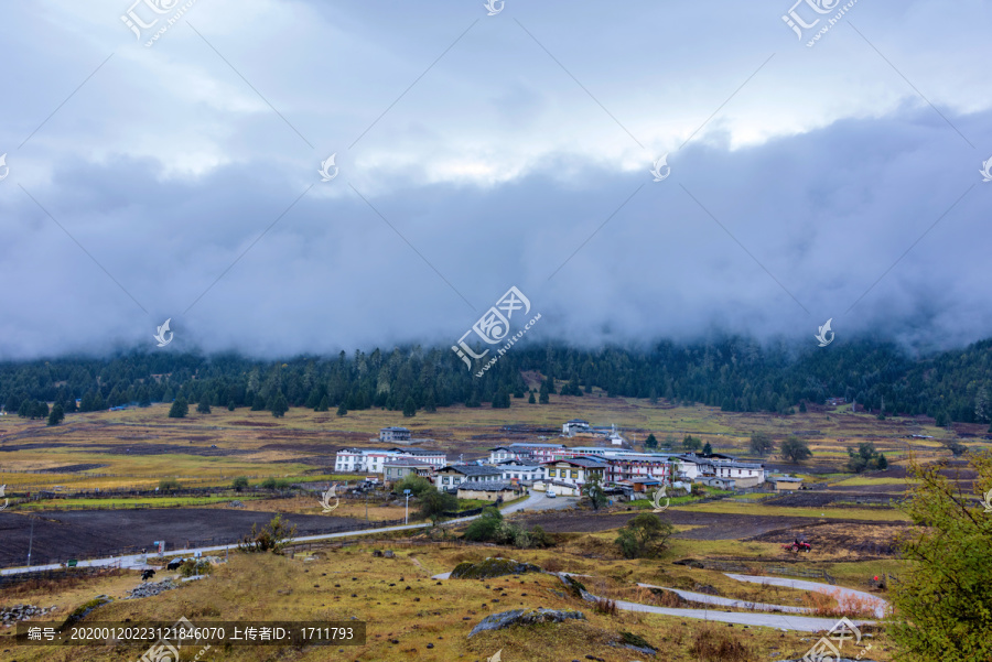 中国西藏林芝鲁朗扎西岗村秋景