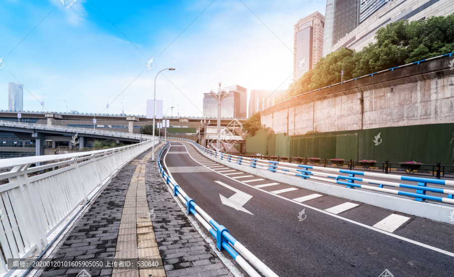 公路弯道和城市景观