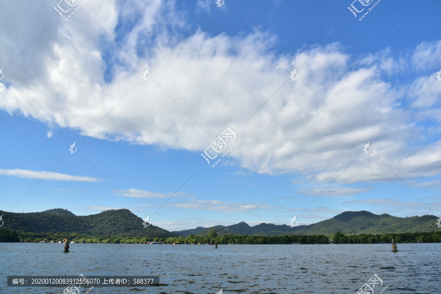 杭州西湖三潭映月石塔全景