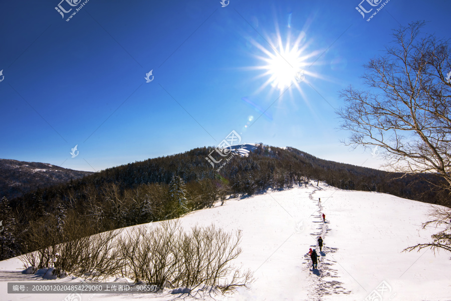 远山雪景