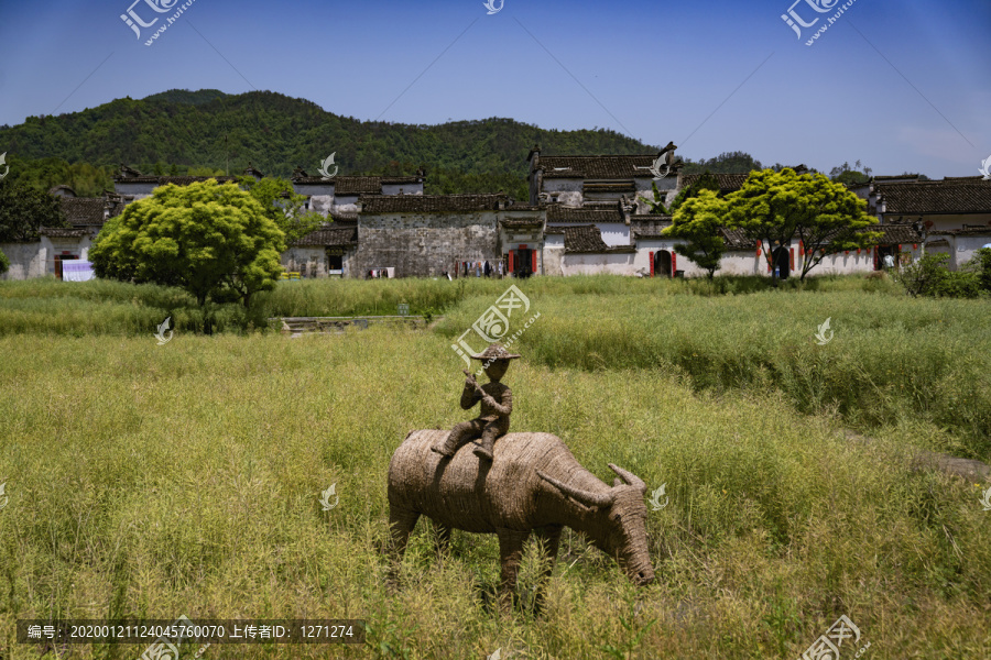 安徽西递草地放牛雕像