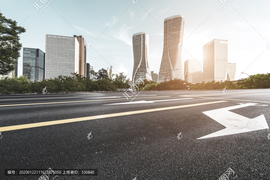 柏油马路天际线和城市景观