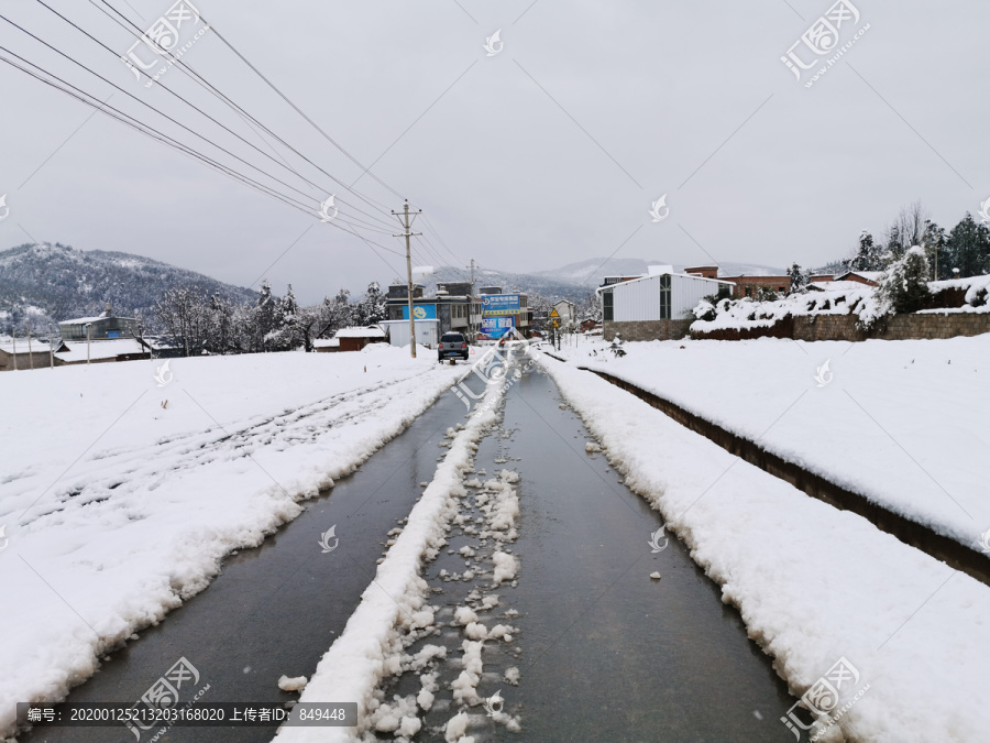 雪天道路湿滑路面