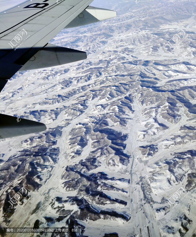 飞机航拍冰雪大地丘陵山区