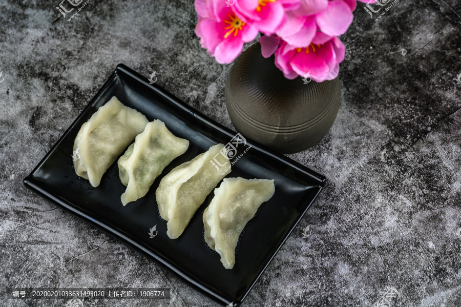 中国农历新年里的饺子