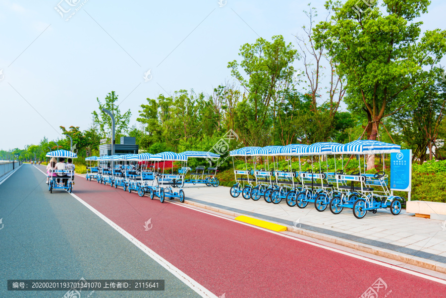 杭州滨江最美跑道多人自行车