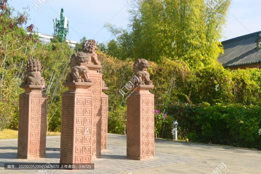 西昌邛海园林石狮石柱雕塑