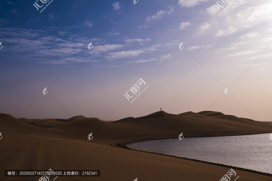 巴丹吉林沙漠之碧水黄沙