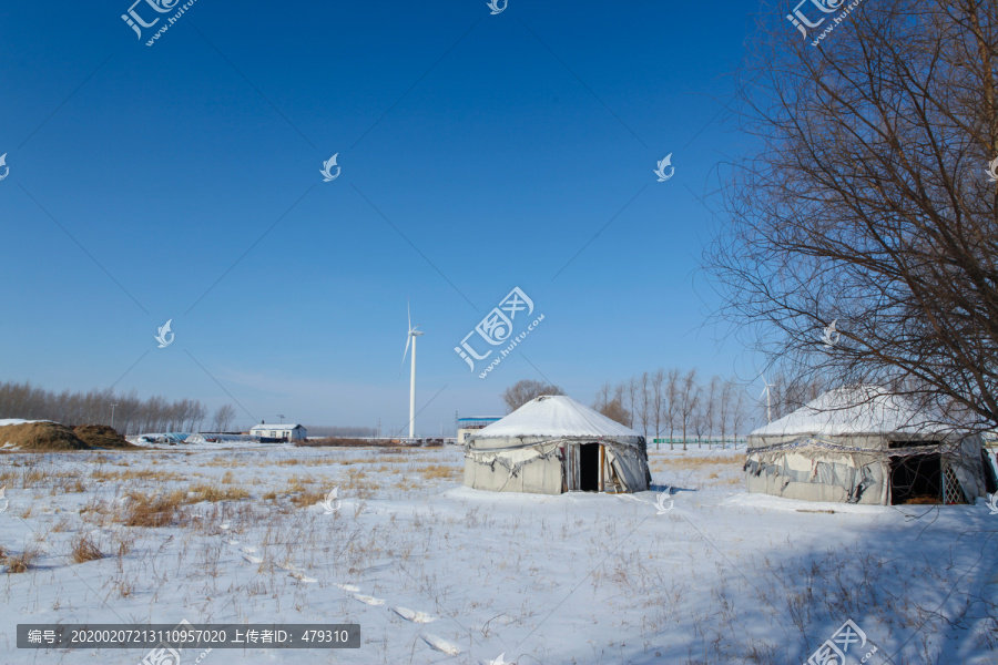 冬季雪地里的蒙古包