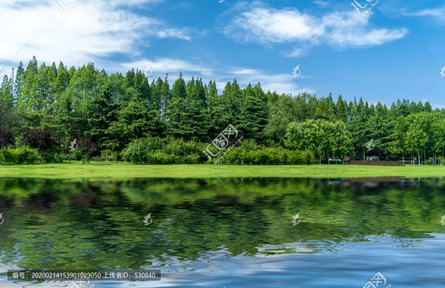 蓝天草地湖泊树林