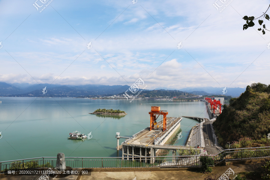 高峡出平湖