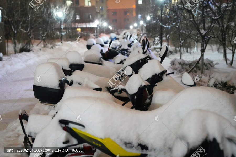 雪后被覆盖的电动车