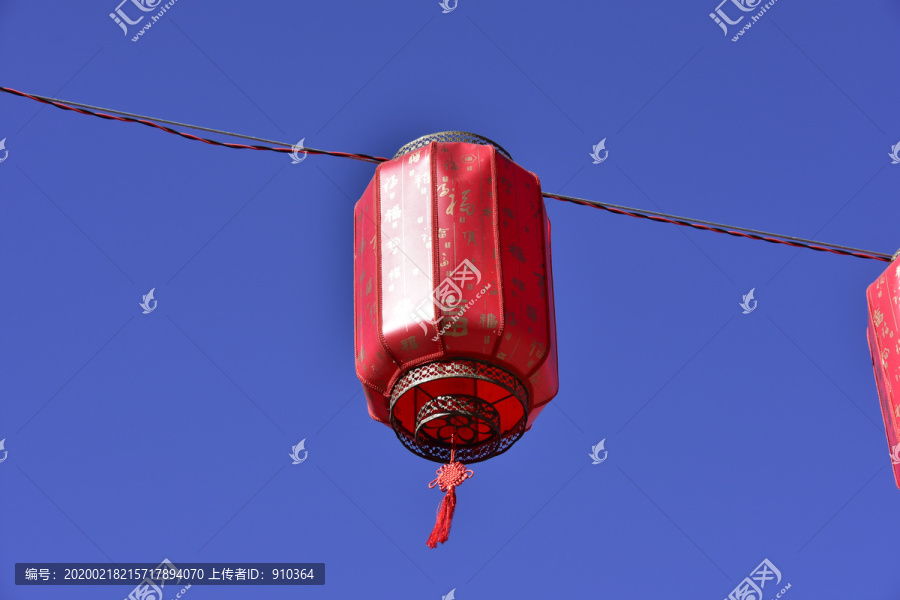 蓝天中的红灯笼