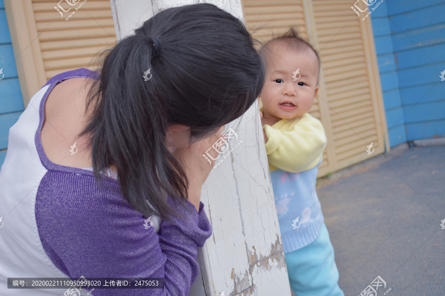 亲子时光和妈妈躲猫猫