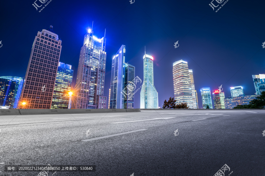 城市道路和陆家嘴金融区夜景