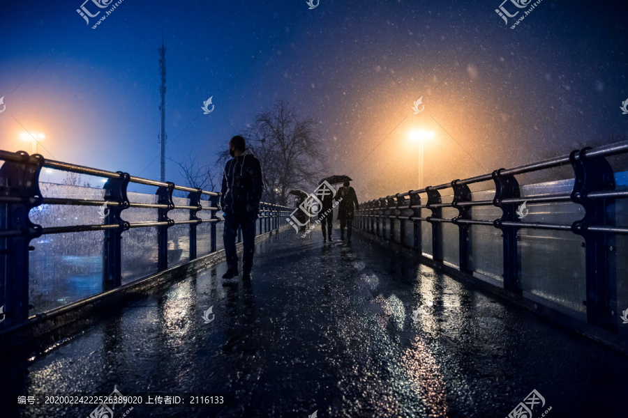 城市街道行人雪景夜晚摄影图