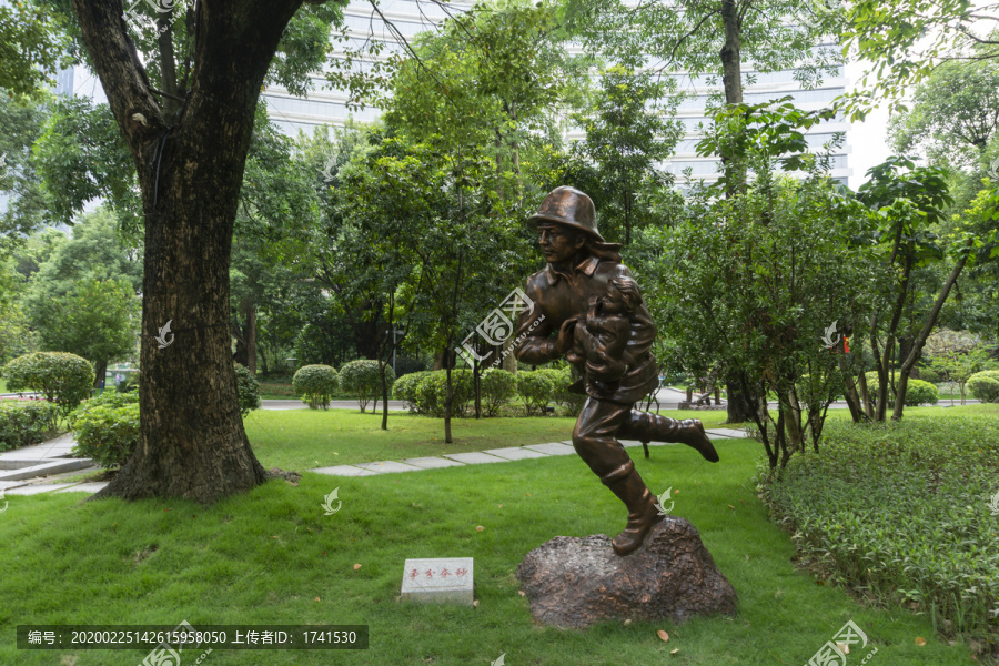 公园消防战士铜雕像