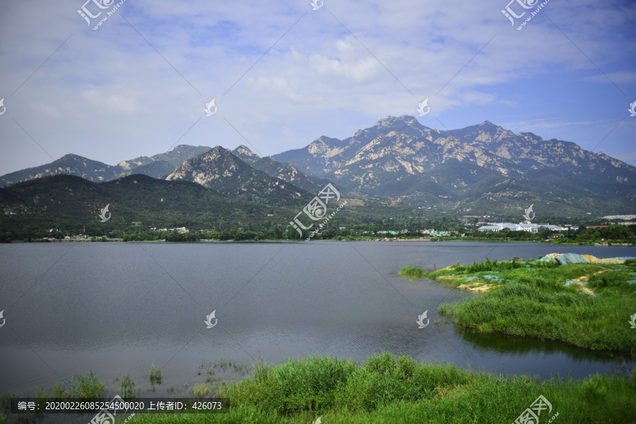 蓝天白云高山湖泊