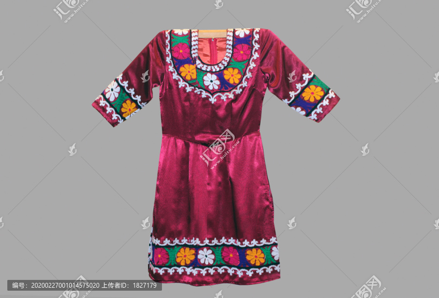 塔吉克族红绸绣花连衣裙