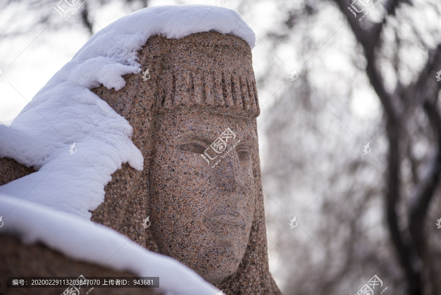 被雪覆盖的石雕像
