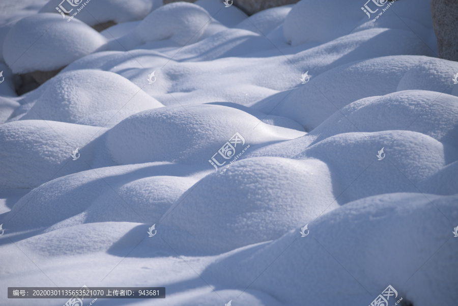 光影线条唯美的雪垛