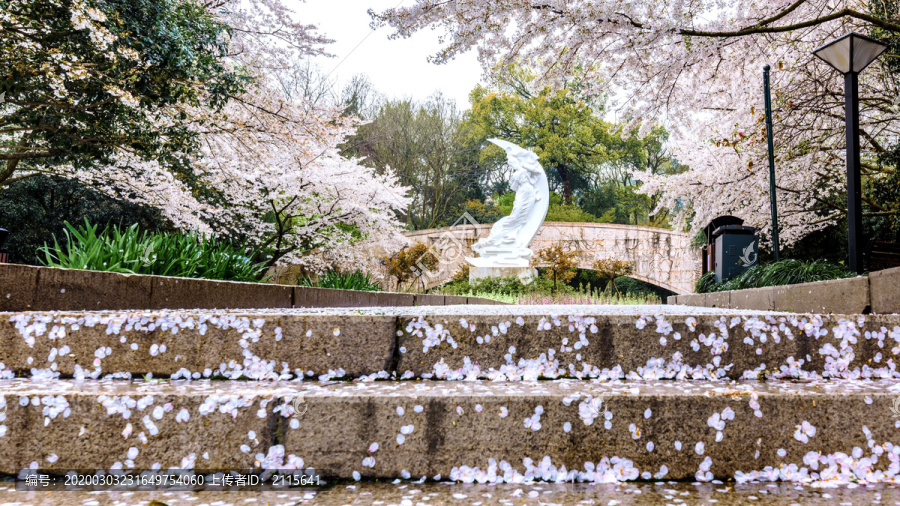 杭州少儿公园满陇桂雨雕像