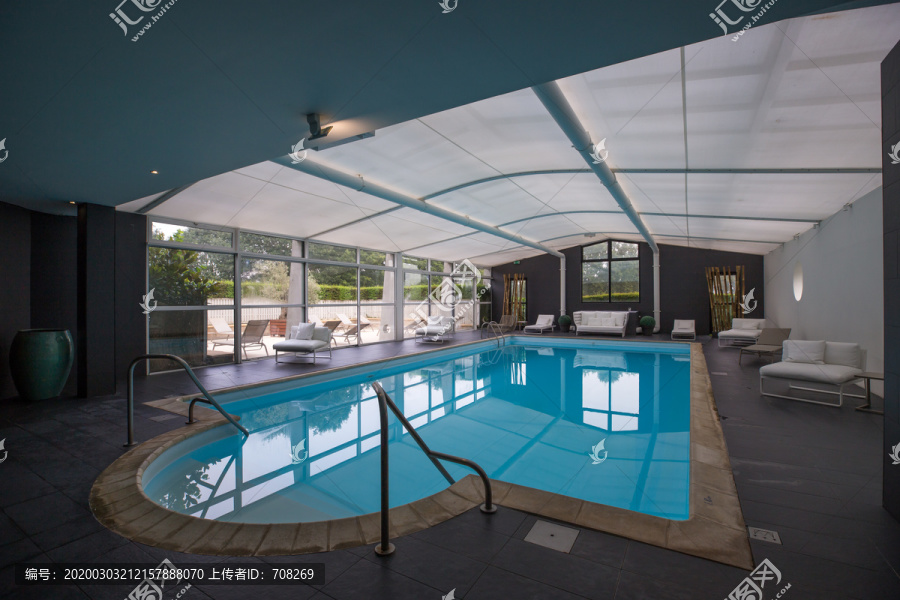 现代化酒店室内游泳池