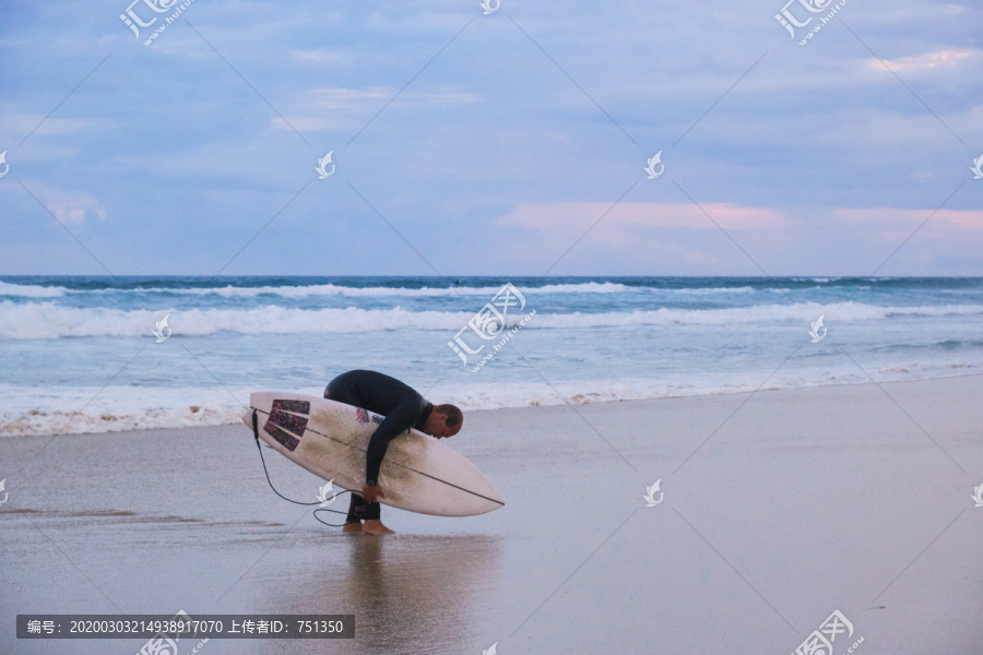 海边冲浪者