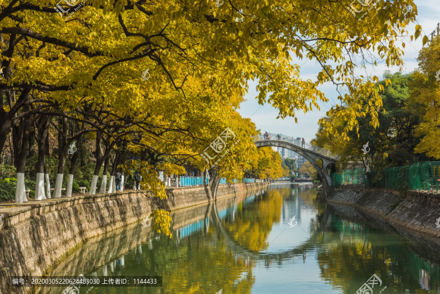 冬季昆明大观河沿岸城市风光