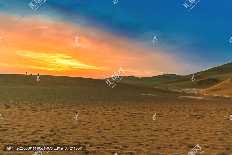 敦煌鸣沙山沙漠沙山日出晨景