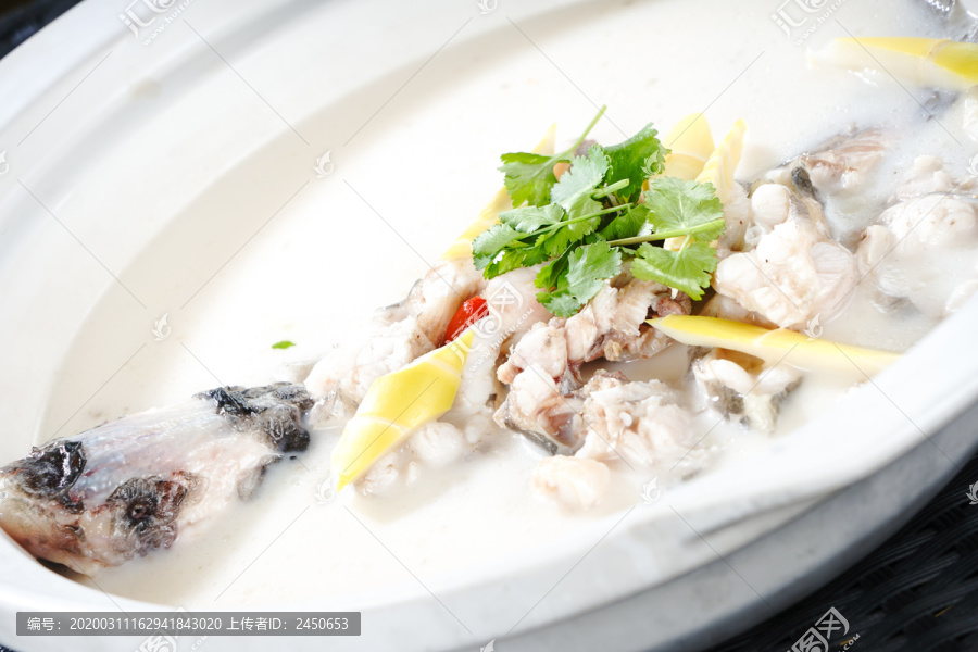 砂鍋鯽魚(yú)湯
