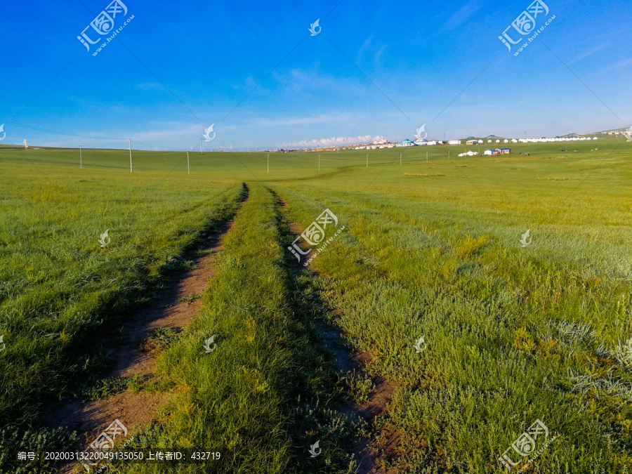 清晨草原自然路蒙古包