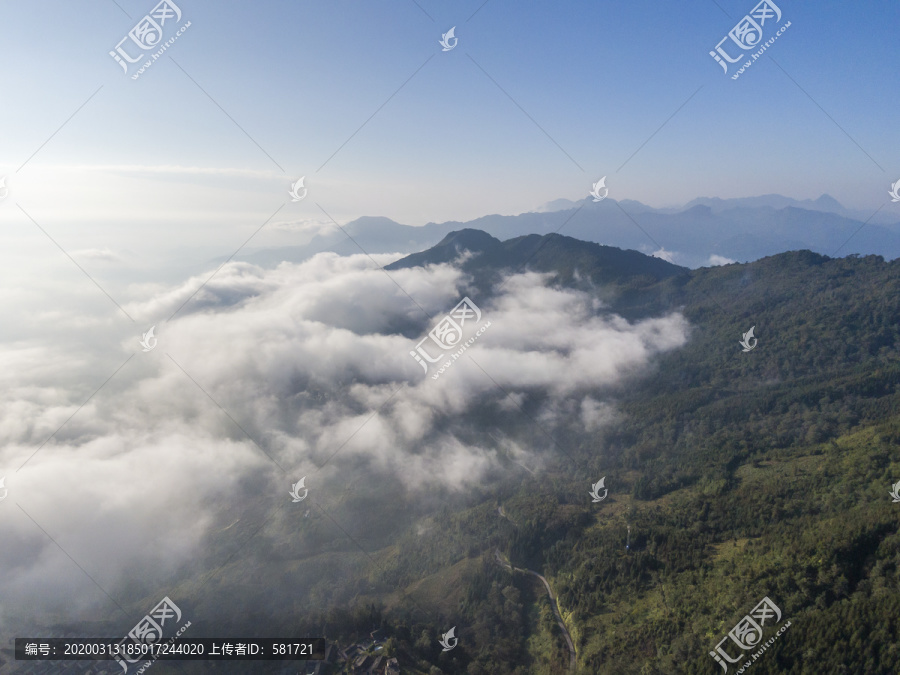 大山里的云海