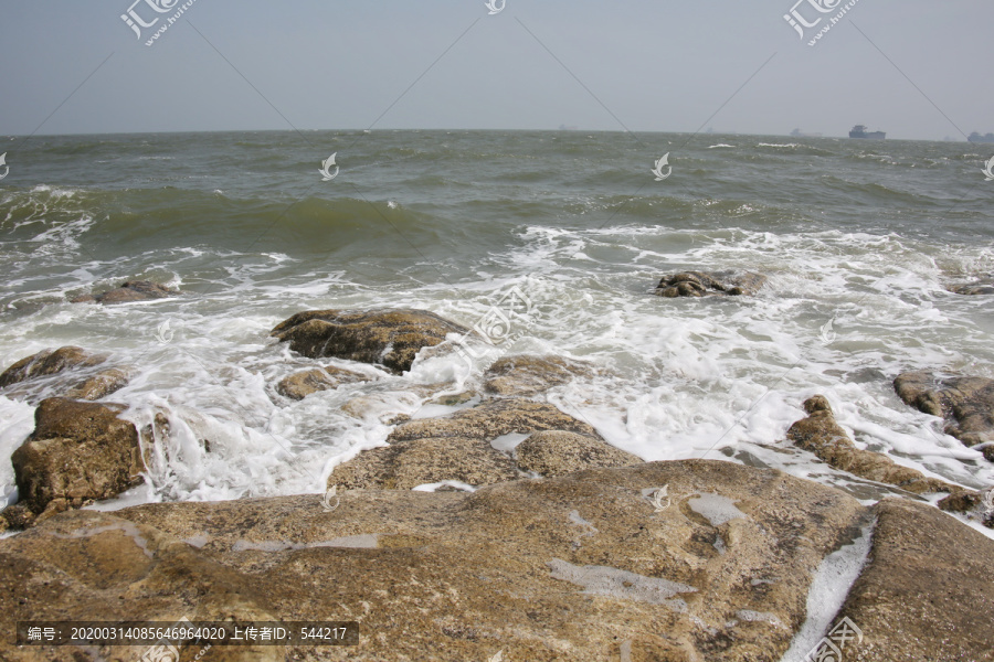 海滩礁石浪花