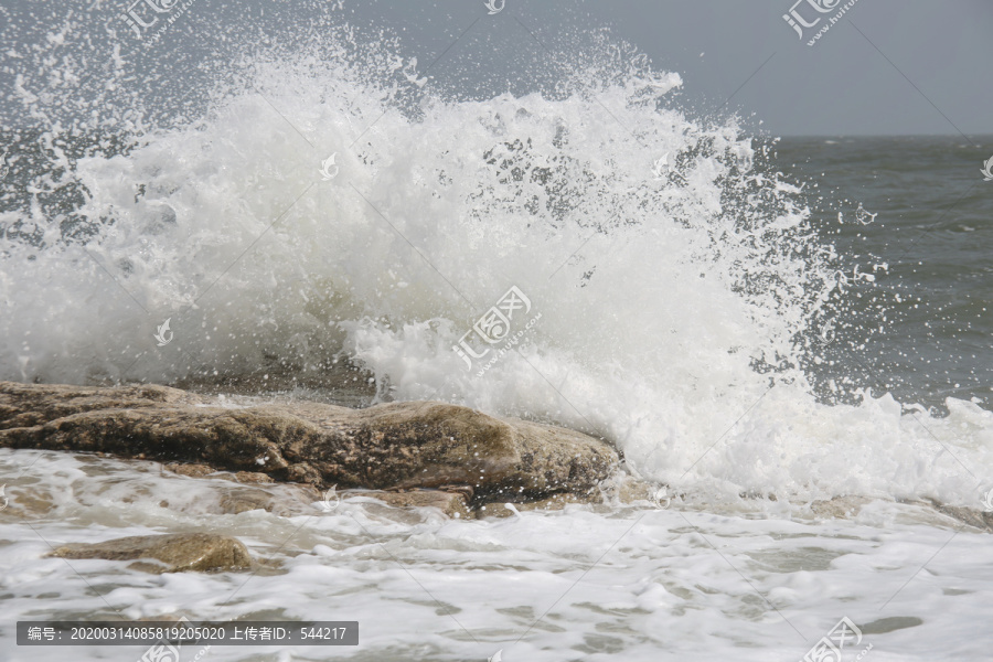 海边浪花飞舞