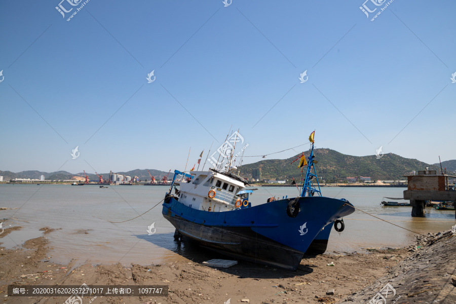 厦漳大桥下的渔船