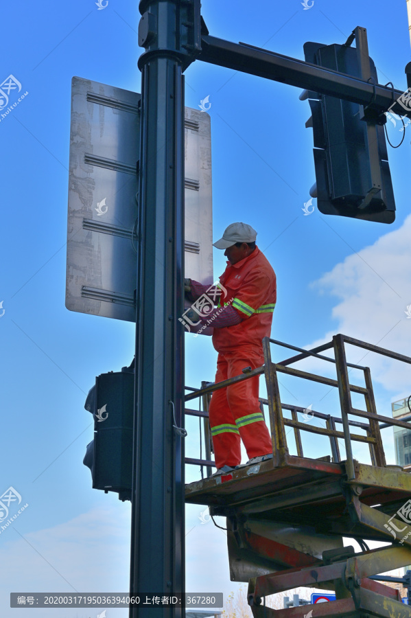 街头安装路牌的建筑工人