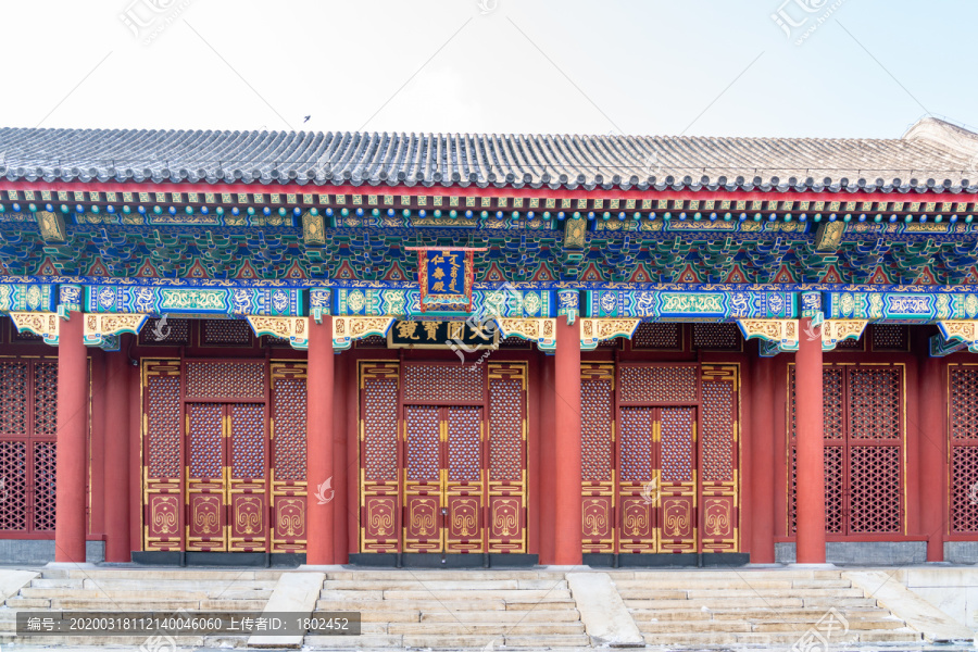 中式建筑红色大门