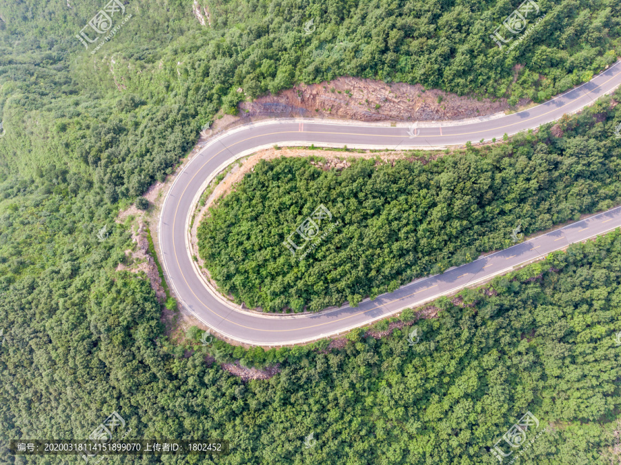 夏季航拍山区公路