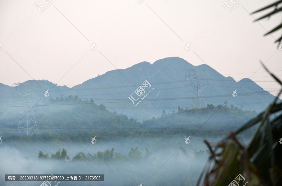 山峰云雾