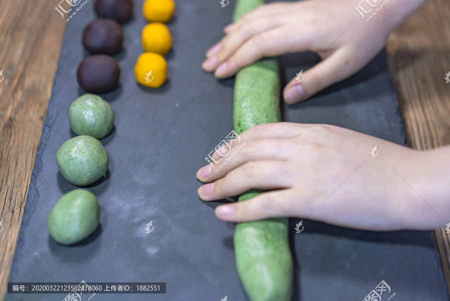 清明节艾草青团手工过程