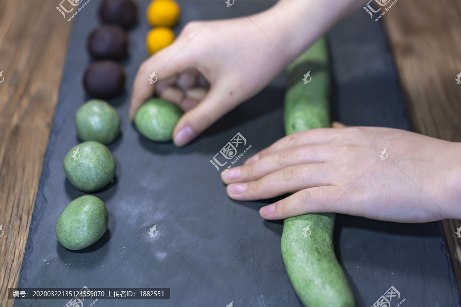 清明节艾草青团手工过程