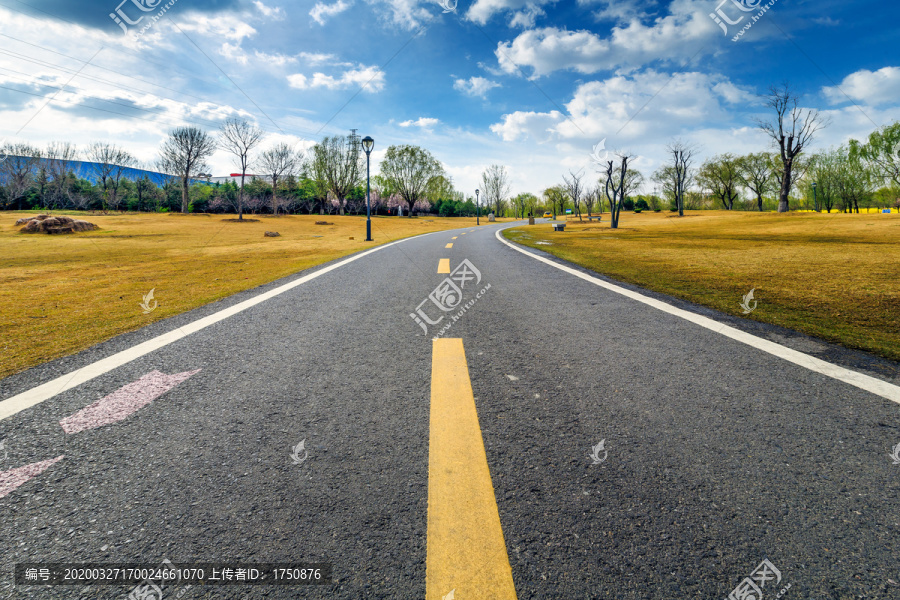 蓝天白云公路道路