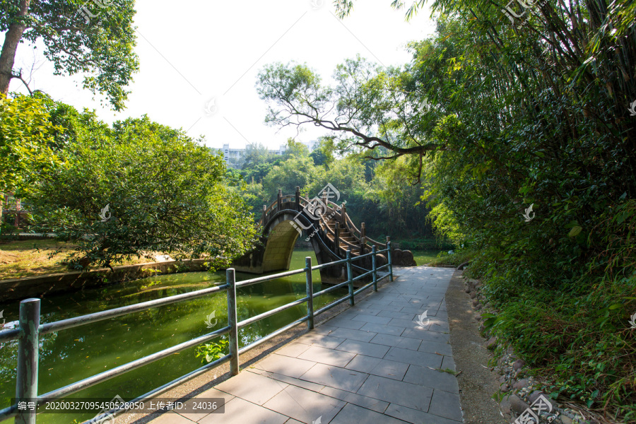 广东湛江寸金桥公园鸳鸯岛石拱桥