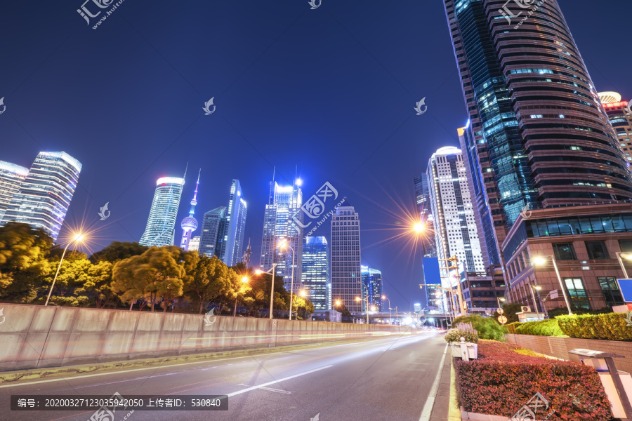 仰拍上海金融区高楼大厦街道夜景