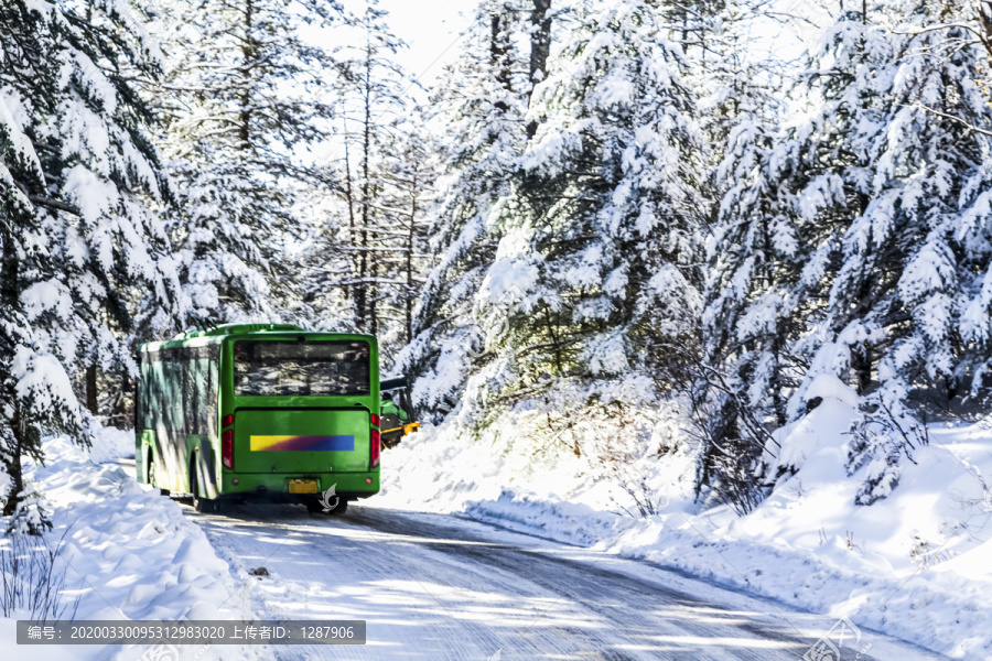 雪路客车