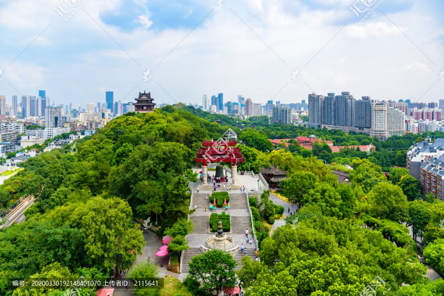 武汉黄鹤楼公园白云阁千年吉祥钟