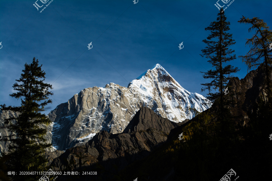 西藏雪山